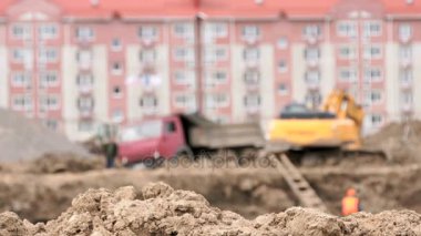 Sarı tarak onun büyük kova kullanarak kil yükler