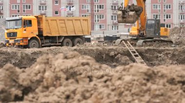 Sarı tarak onun büyük kova kullanarak kil yükler