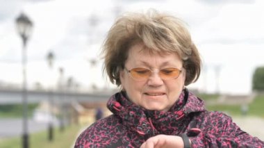 Siyah smartband. Kadın akıllı fitness İzleyicisi'ni kullanma