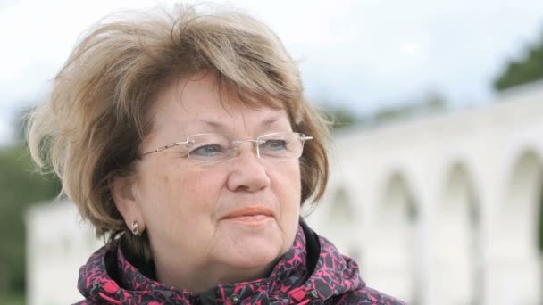 Dorosła Kobieta w wieku 60 lat w okularach wygląda z boku — Wideo stockowe