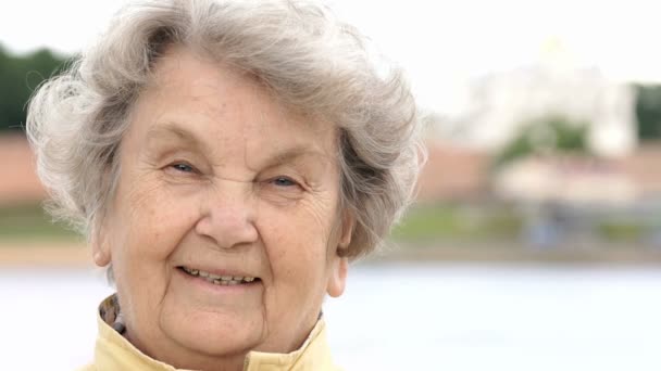 熟女老女屋外を笑顔の肖像画 — ストック動画