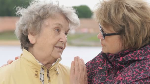 Erwachsene Tochter beruhigt alte Mutter bei Stress — Stockvideo