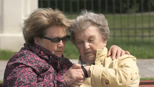 老妇人看着护腕健身跟踪器 — 图库视频影像
