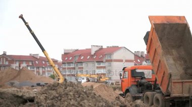 İnşaat araç ve inşaatçılar açık havada