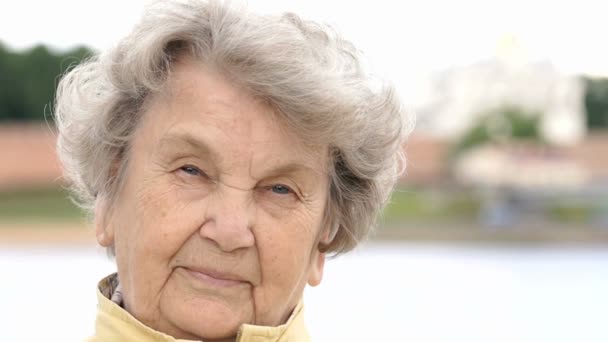 Retrato de la abuela de edad grave 80 años al aire libre — Vídeos de Stock