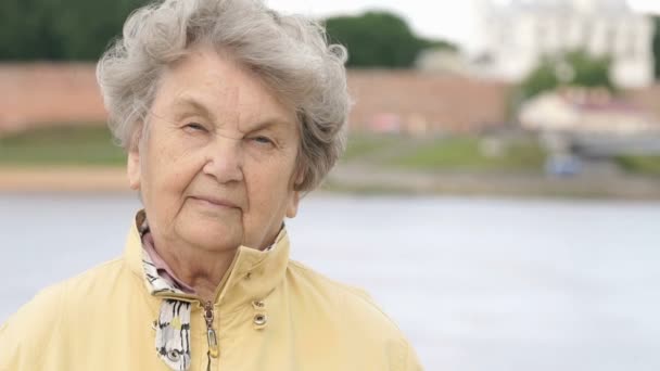 Ritratto di vecchia nonna di età 80 anni all'aperto — Video Stock