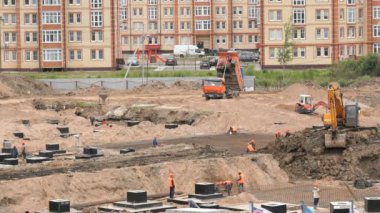 İnşaat araç ve inşaatçılar açık havada