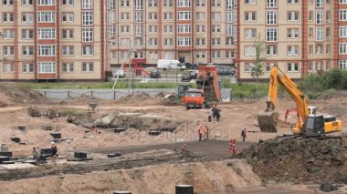 İnşaat araç ve inşaatçılar açık havada