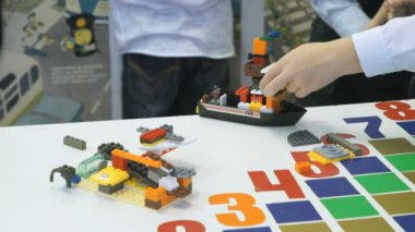 Tasarımcı ile fikri oyun oynayan çocuk