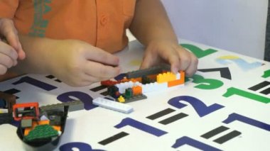 Tasarımcı ile fikri oyun oynayan çocuk