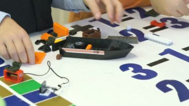 Tasarımcı ile fikri oyun oynayan çocuk