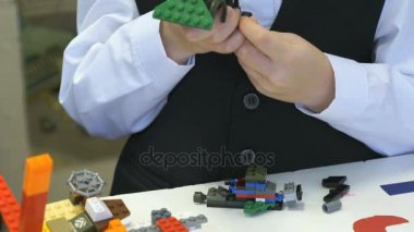 Tasarımcı ile fikri oyun oynayan çocuk