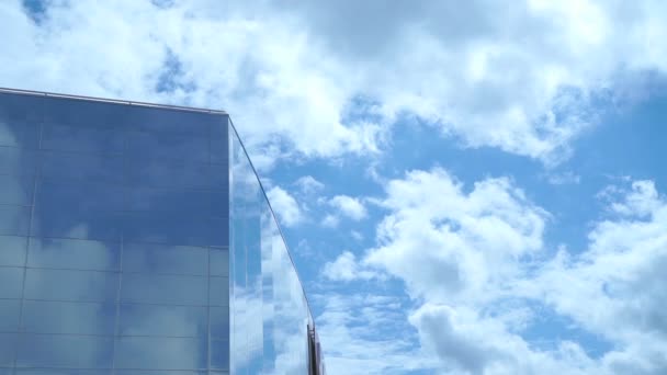 Wieżowiec z powierzchni odblaskowej w słoneczny dzień — Wideo stockowe