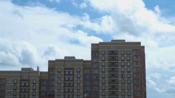 Edificio residencial de apartamentos de ladrillo de varios pisos — Vídeos de Stock