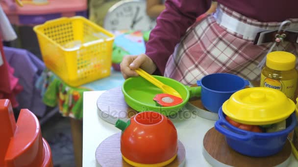 Enfant jouant avec la vaisselle en plastique — Video