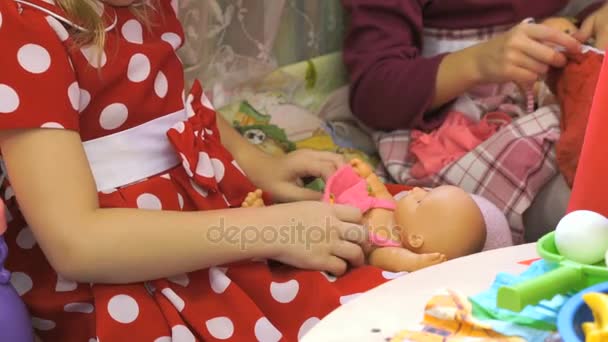Діти грають з ляльками в дитячому саду — стокове відео