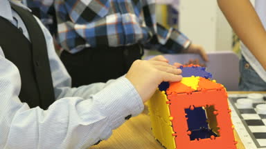 Küçük çocuk Bahçe tasarımcısında toplar