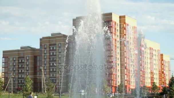 Prachtige fontein in het centrum van de stad. Heldere hemel — Stockvideo