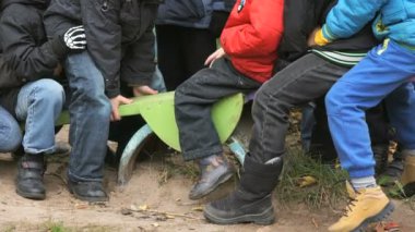 Grup çocuk salıncak birlikte oturan sürme