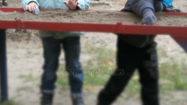 Kinder spielen kleine Autos im Sand auf Tisch — Stockvideo