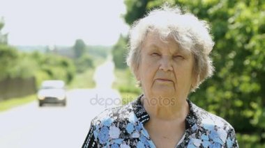 Ciddi eski yaşlı kadın açık havada portresi