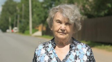 Olgun yaşlı gramma açık havada portresi