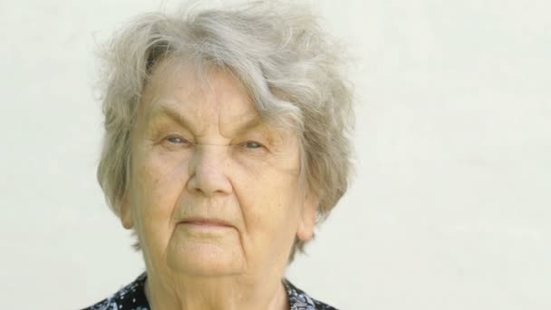 Portrait de vieille gramma mature à l'extérieur — Video