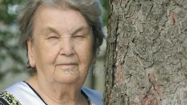 Portret poważne stare starsza kobieta w lesie — Wideo stockowe