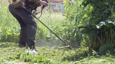 Açık havada bir düzeltici kullanarak bir çim biçme alt