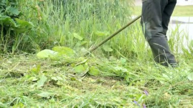 Açık havada bir düzeltici kullanarak bir çim biçme alt
