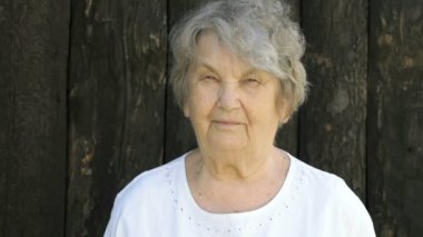 Yaşlı kadın işareti açık havada Yaşasın gösterir