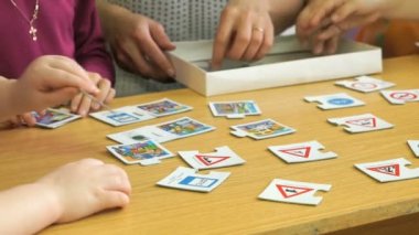 Küçük kızlar bulmacalar toplama oyna