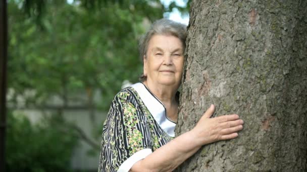 Äldre kvinna visar tummen upp skylt utomhus — Stockvideo