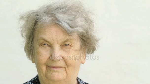 Портрет улыбающейся пожилой женщины на улице — стоковое видео