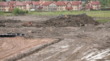 Buldozer kil açık havada büyük yığın hizalar