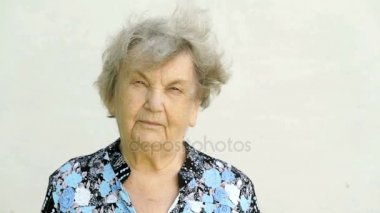 Olgun yaşlı gramma açık havada portresi