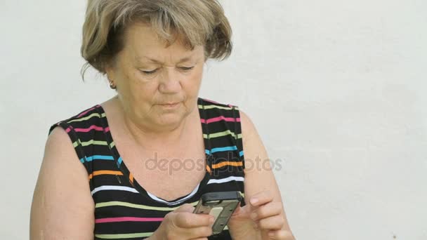 Dorosła kobieta rozmawia z mężem przy użyciu smartfona — Wideo stockowe