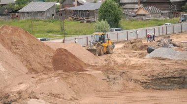 Yaz aylarında büyük kum yığını üzerinde çalışma buldozer