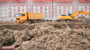 Ekskavatör kova damperli kamyon kullanarak kil yükler