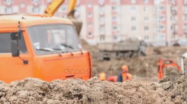 İnşaat için büyük kil çukura inşaatçılar çalışmak