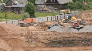 İnşaatçılar büyük kil çukura çalışmak