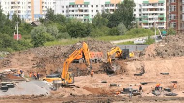 İnşaatçılar inşaat sitesinde açık havada çalışmak