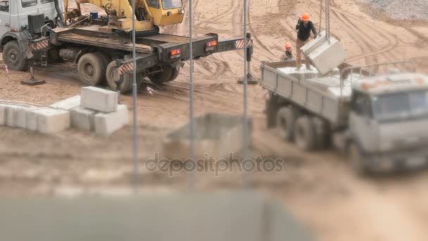 Constructor proporciona la carga de bloques de cimentación — Vídeos de Stock
