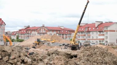İnşaat araç ve inşaatçılar açık havada
