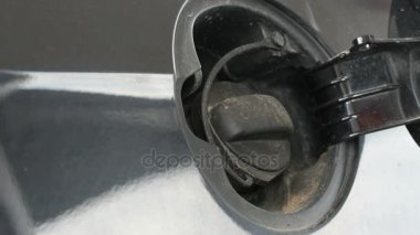 Tank arabanın yakıt araba kap kişi el unscrews