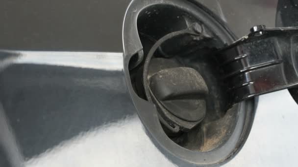 Χέρι προσώπου ξεβιδώνει το καπάκι της αυτοκίνητο δεξαμενή καυσίμων αυτοκινήτου — Αρχείο Βίντεο
