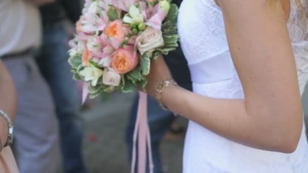 Close-up of bride holding bridal bouquet outdoors — Stock Video