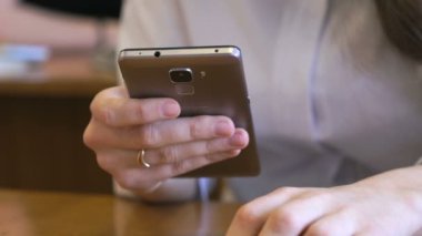 Onur akıllı telefon tutan kız. Yakın çekim