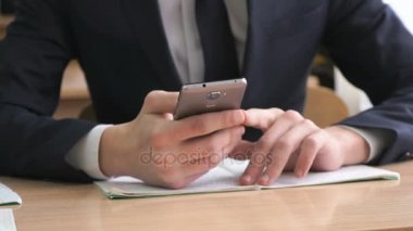 Adam akıllı telefon kullanarak metni yazar. Yakın çekim