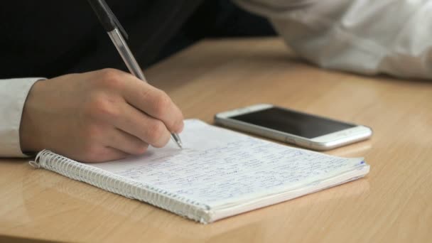 Empresario escribiendo el texto en cuaderno usando pluma — Vídeos de Stock